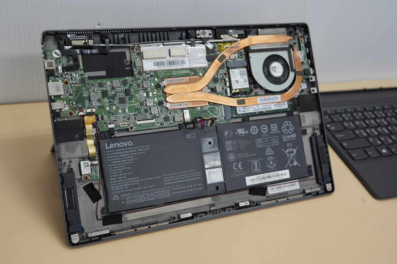 เปลี่ยนจอ LENOVO MiiX 520-12IKB พร้อมบอดี้ เครื่องตก จอแตก จอร้าว จอเสีย