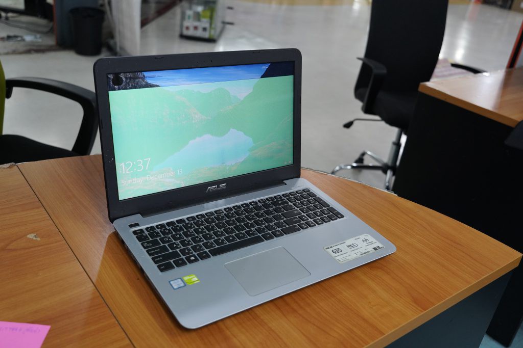 เปลี่ยนจอ ASUS K556U 15.6 จอแตก จอร้าว จอเสีย จอพัง จอสีเพี้ยน จอเป็นเส้น HD 1366X768 จอเสีย เปลี่ยนจอใหม่ได้ครับ