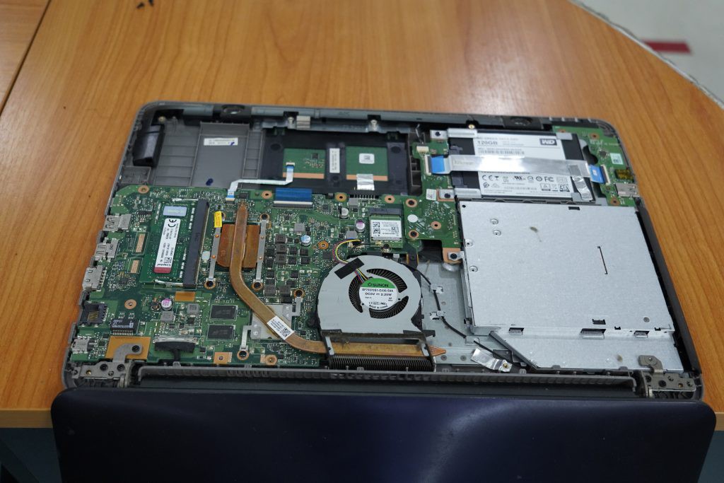 เปลี่ยนจอ ASUS K556U 15.6 จอแตก จอร้าว จอเสีย จอพัง จอสีเพี้ยน จอเป็นเส้น HD 1366X768 จอเสีย เปลี่ยนจอใหม่ได้ครับ