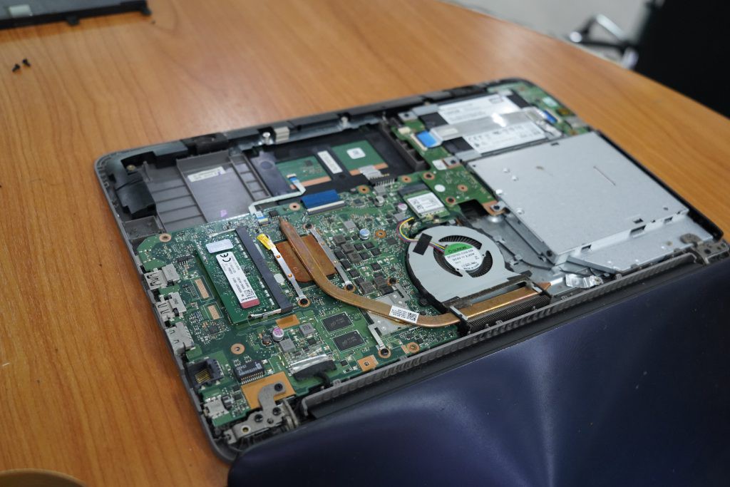 เปลี่ยนจอ ASUS K556U 15.6 จอแตก จอร้าว จอเสีย จอพัง จอสีเพี้ยน จอเป็นเส้น HD 1366X768 จอเสีย เปลี่ยนจอใหม่ได้ครับ