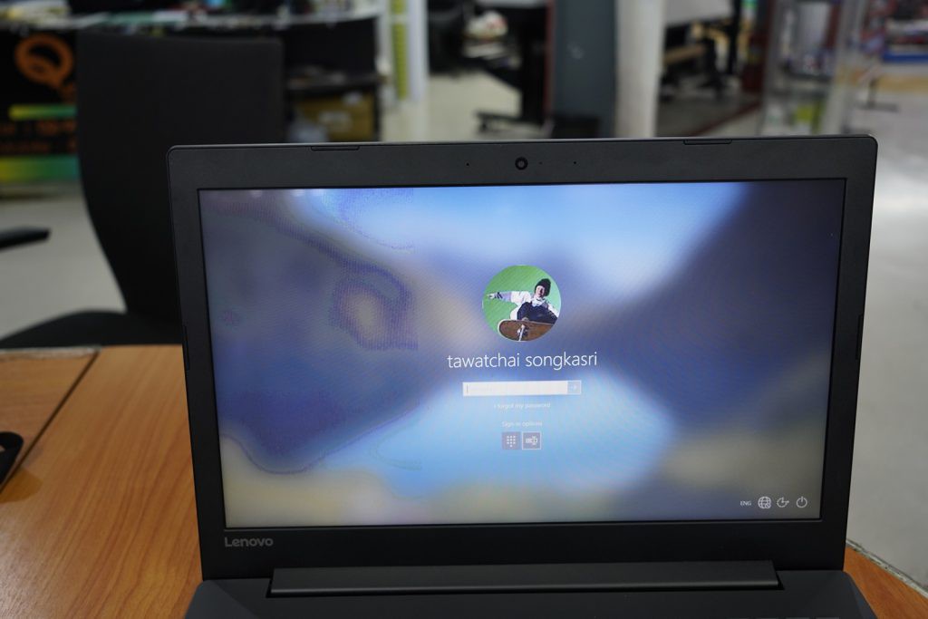 เปลี่ยนจอ LENOVO Ideapad 320-15IKB จอเป็นเส้น จอแตก จอร้าว จอเสีย เปลี่ยนจอใหม่
