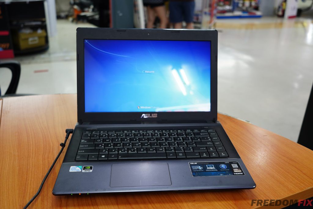 เปลี่ยนจอ Notebook ASUS X45V 14.0 HD จอแตก จอร้าว จอเสีย จอเป็นเส้น เปลี่ยนจอใหม่