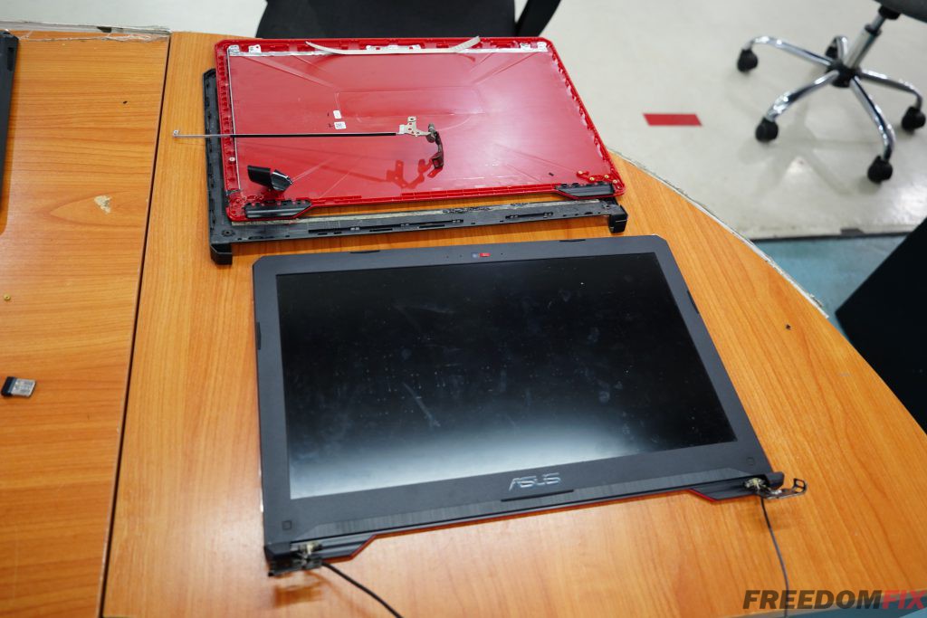 เปลี่ยนบอดี้กรอบจอ ASUS FX504 กรอบแตก บานพับหัก เวลาเปิด พับหน้าจอไม่ได้ ต้องเปลี่ยนกรอบพร้อมบานพับ