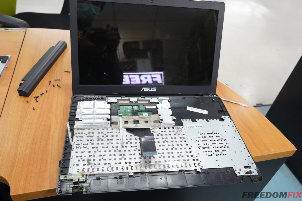 เปลี่ยนคีย์บอร์ด ASUS A550J K550J คีย์บอร์ดเสีย กดไม่ติด ปุ่มหลุด ปุ่มเสีย เปลี่ยนคีย์บอร์ดใหม่