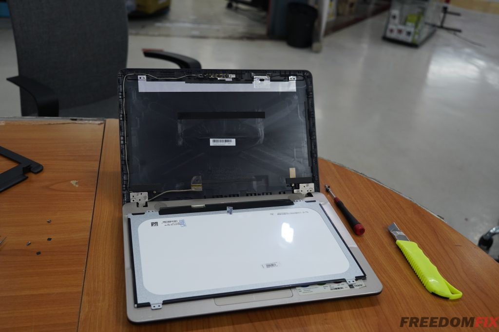 เปลี่ยนจอ ASUS X441N Notebook จอแตก จอเสีย จอร้าว จอพัง จอเป็นเส้น เปลี่ยนจอใหม่ได้ครับ