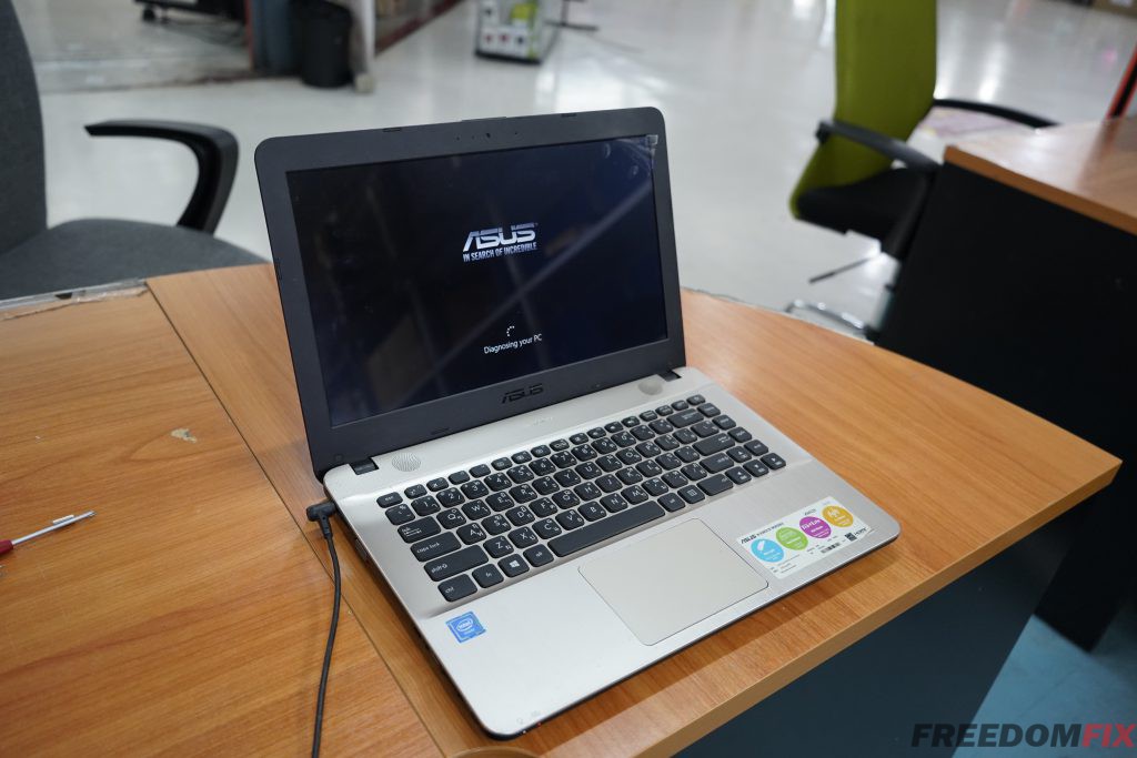 เปลี่ยนจอ ASUS X441N Notebook จอแตก จอเสีย จอร้าว จอพัง จอเป็นเส้น เปลี่ยนจอใหม่ได้ครับ
