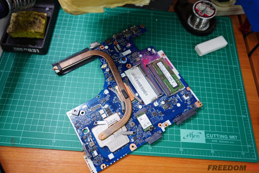 รับซ่อมโน๊ตบุ๊ค LENOVO Z40 Z40-70 เปิดไม่ติด ไฟไม่เข้า เมนบอร์ดเสีย ภาคจ่ายไฟมีปัญหา ซ่อมระบบไฟ LINE @FREEDOMFIX