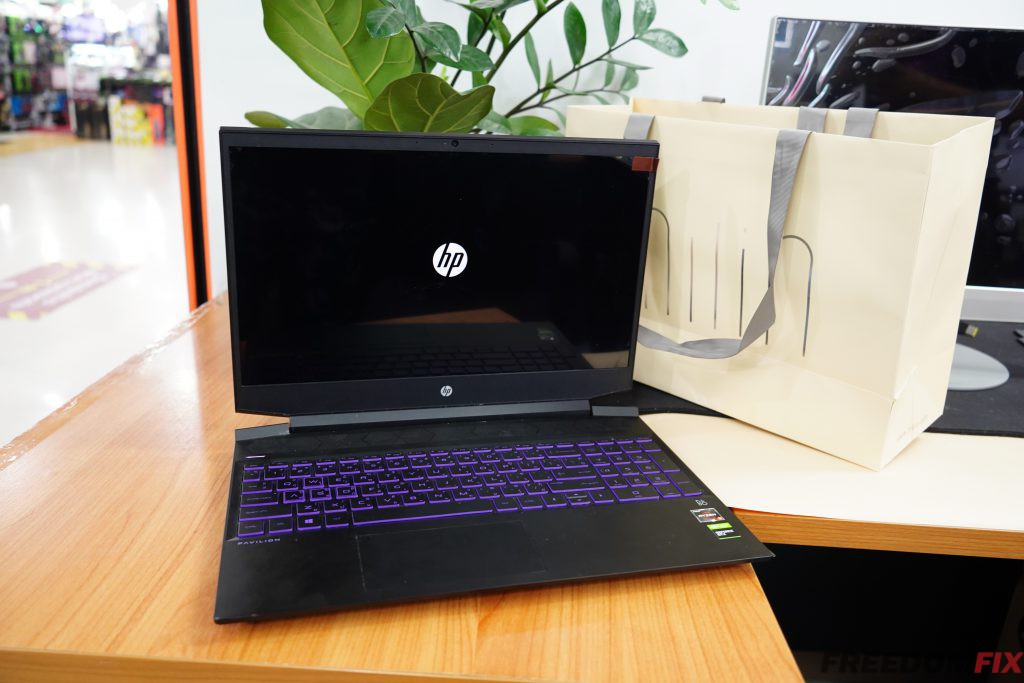รับเปลี่ยนจอโน๊ตบุ๊ค HP Pavilion 15-ec0033AX จอแตก จอร้าว จอเสีย จอเป็นเส้น จอไม่ติด เปลี่ยนจอใหม่ได้ครับ LINE @FREEDOMFIX