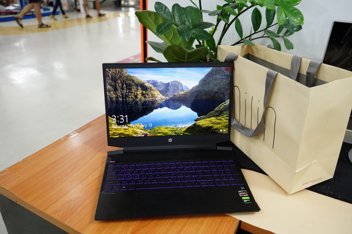 รับเปลี่ยนจอโน๊ตบุ๊ค HP Pavilion 15-ec0033AX จอแตก จอร้าว จอเสีย จอเป็นเส้น จอไม่ติด เปลี่ยนจอใหม่ได้ครับ LINE @FREEDOMFIX