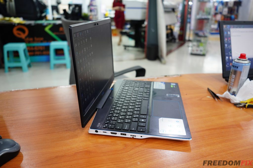 รับเปลี่ยนกรอบจอ DELL G3 15 บอดี้แตก กรอบจอเสีย พัง หัก แตก เปลี่ยนกรอบจอใหม่ กรอบจอร้าว กรอบจอ เปลี่ยนได้ครับ LINE @FREEDOMFIX