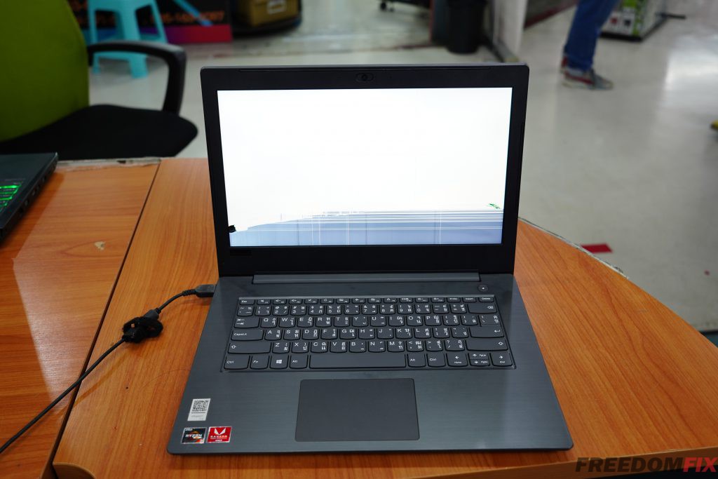 รับเปลี่ยนจอโน๊ตบุ๊ค Lenovo V330-14ARR จอแตก จอร้าว จอเสีย จอเป็นเส้น จอพัง เปลี่ยนจอใหม่ LINE @FREEDOMFIX