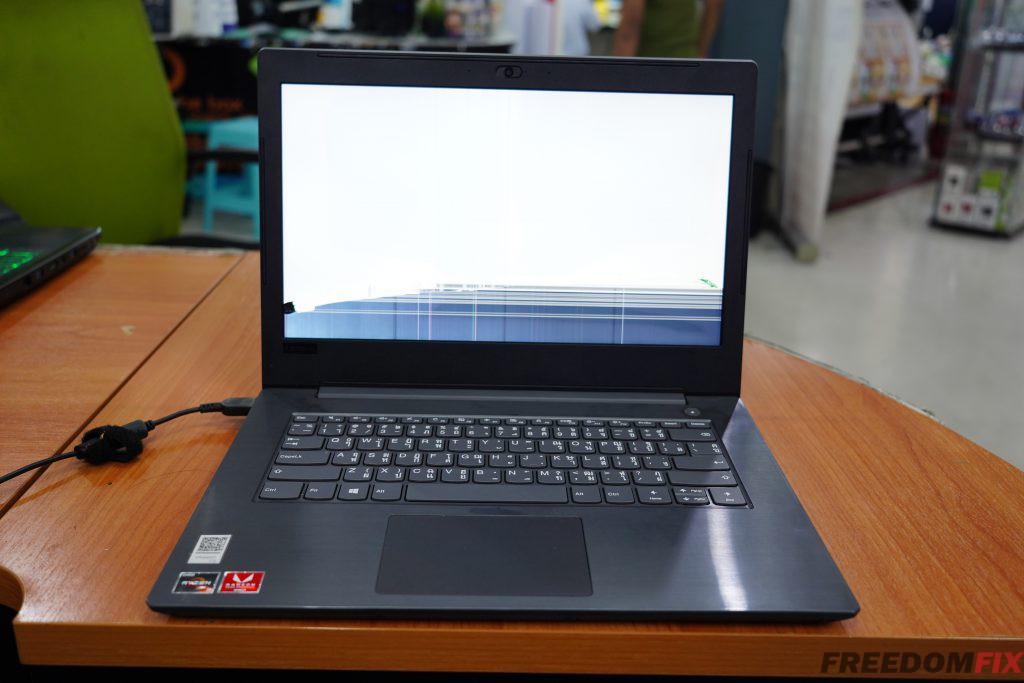 รับเปลี่ยนจอโน๊ตบุ๊ค Lenovo V330-14ARR จอแตก จอร้าว จอเสีย จอเป็นเส้น จอพัง เปลี่ยนจอใหม่ LINE @FREEDOMFIX