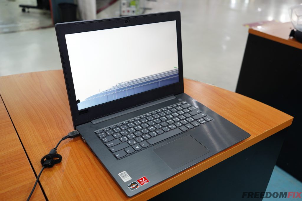 รับเปลี่ยนจอโน๊ตบุ๊ค Lenovo V330-14ARR จอแตก จอร้าว จอเสีย จอเป็นเส้น จอพัง เปลี่ยนจอใหม่ LINE @FREEDOMFIX