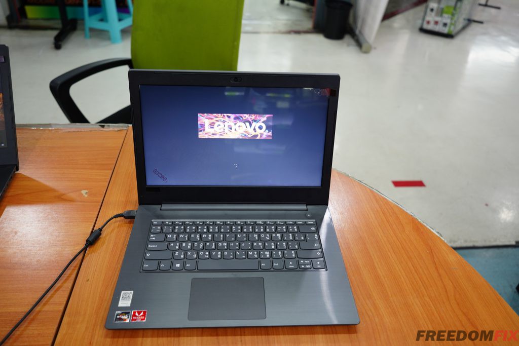 รับเปลี่ยนจอโน๊ตบุ๊ค Lenovo V330-14ARR จอแตก จอร้าว จอเสีย จอเป็นเส้น จอพัง เปลี่ยนจอใหม่ LINE @FREEDOMFIX