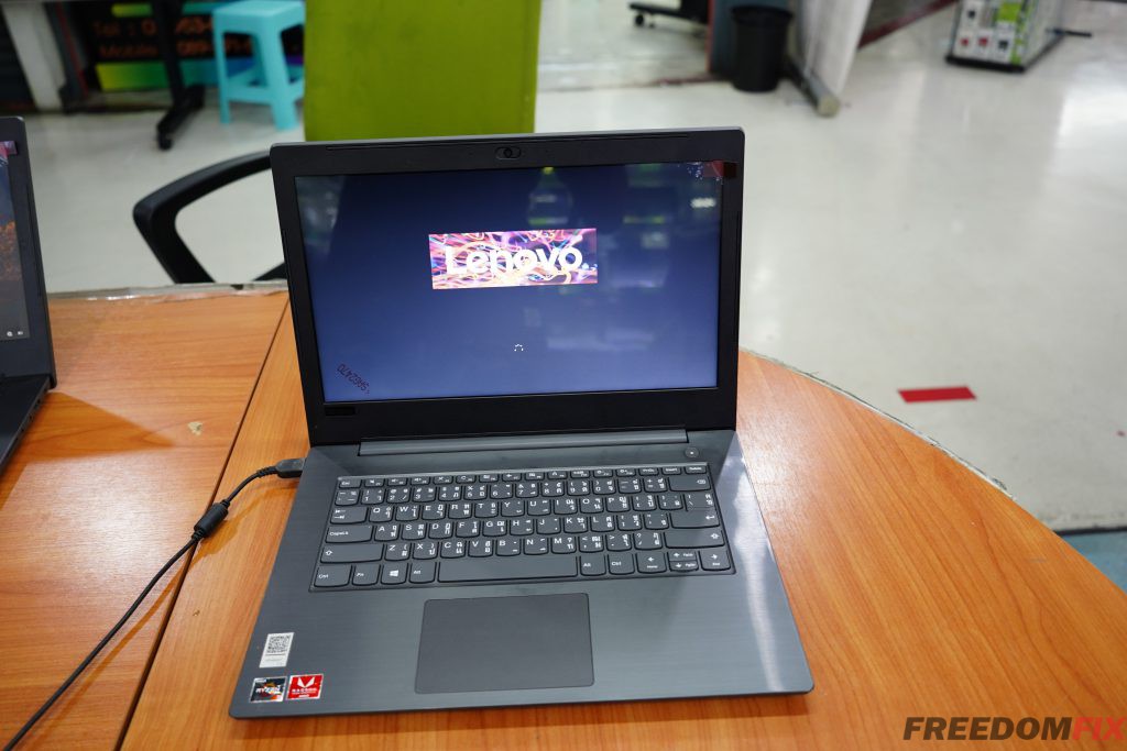 รับเปลี่ยนจอโน๊ตบุ๊ค Lenovo V330-14ARR จอแตก จอร้าว จอเสีย จอเป็นเส้น จอพัง เปลี่ยนจอใหม่ LINE @FREEDOMFIX