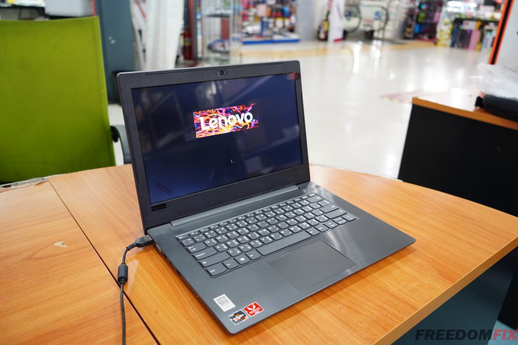 รับเปลี่ยนจอโน๊ตบุ๊ค Lenovo V330-14ARR จอแตก จอร้าว จอเสีย จอเป็นเส้น จอพัง เปลี่ยนจอใหม่ LINE @FREEDOMFIX