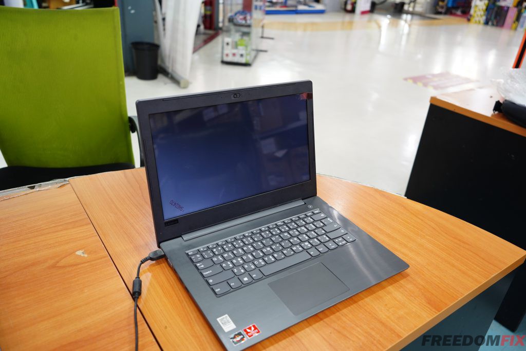 รับเปลี่ยนจอโน๊ตบุ๊ค Lenovo V330-14ARR จอแตก จอร้าว จอเสีย จอเป็นเส้น จอพัง เปลี่ยนจอใหม่ LINE @FREEDOMFIX