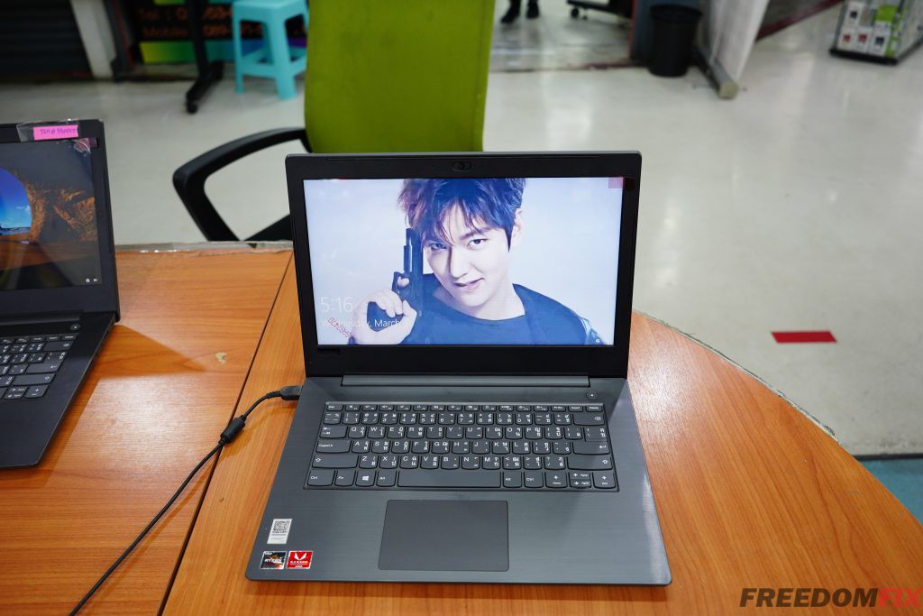รับเปลี่ยนจอโน๊ตบุ๊ค Lenovo V330-14ARR จอแตก จอร้าว จอเสีย จอเป็นเส้น จอพัง เปลี่ยนจอใหม่ LINE @FREEDOMFIX