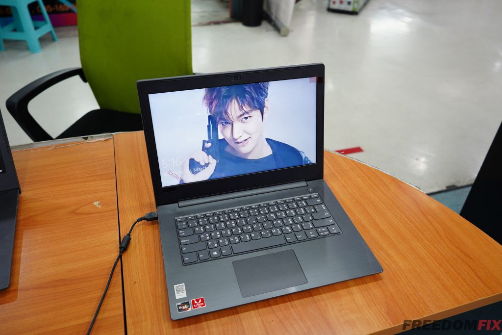 รับเปลี่ยนจอโน๊ตบุ๊ค Lenovo V330-14ARR จอแตก จอร้าว จอเสีย จอเป็นเส้น จอพัง เปลี่ยนจอใหม่ LINE @FREEDOMFIX