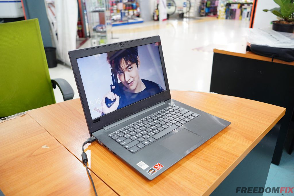 รับเปลี่ยนจอโน๊ตบุ๊ค Lenovo V330-14ARR จอแตก จอร้าว จอเสีย จอเป็นเส้น จอพัง เปลี่ยนจอใหม่ LINE @FREEDOMFIX
