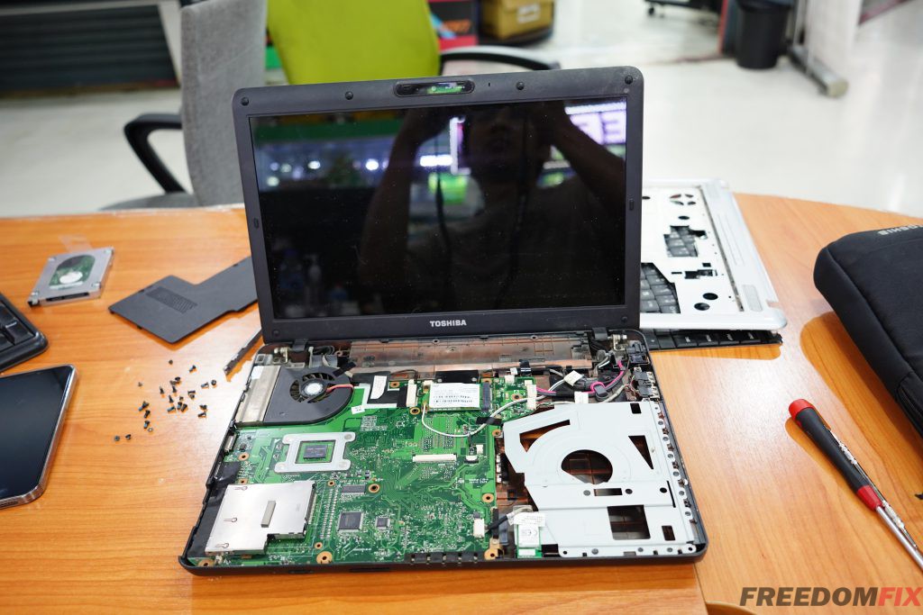 รับซ่อมโน๊ตบุ๊ค TOSHIBA L510 เปิดไม่ติด เปิดติดไม่ขึ้นภาพ เล่นแล้วดับ เล่นแล้วค้าง เมนบอร์ดเสีย ภาคจ่ายไฟมีปัญหา LINE @FREEDOMFIX