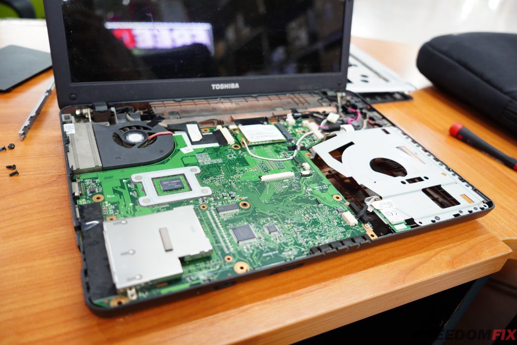 รับซ่อมโน๊ตบุ๊ค TOSHIBA L510 เปิดไม่ติด เปิดติดไม่ขึ้นภาพ เล่นแล้วดับ เล่นแล้วค้าง เมนบอร์ดเสีย ภาคจ่ายไฟมีปัญหา LINE @FREEDOMFIX