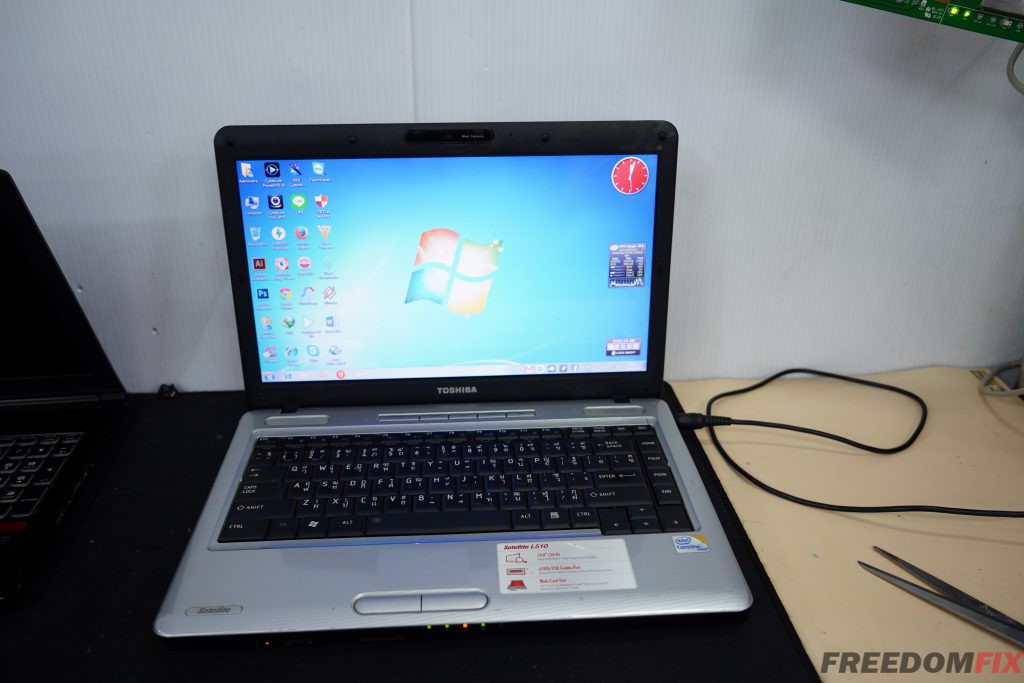 รับซ่อมโน๊ตบุ๊ค TOSHIBA L510 เปิดไม่ติด เปิดติดไม่ขึ้นภาพ เล่นแล้วดับ เล่นแล้วค้าง เมนบอร์ดเสีย ภาคจ่ายไฟมีปัญหา LINE @FREEDOMFIX