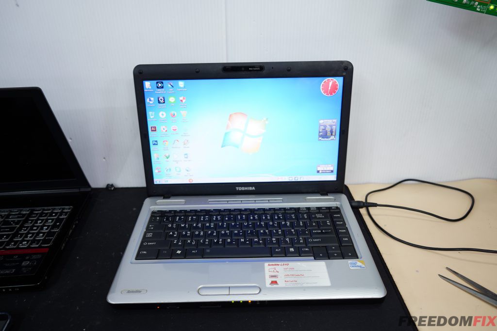 รับซ่อมโน๊ตบุ๊ค TOSHIBA L510 เปิดไม่ติด เปิดติดไม่ขึ้นภาพ เล่นแล้วดับ เล่นแล้วค้าง เมนบอร์ดเสีย ภาคจ่ายไฟมีปัญหา LINE @FREEDOMFIX