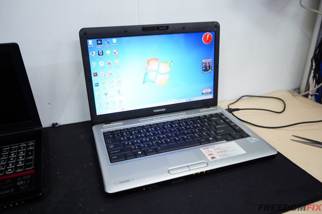 รับซ่อมโน๊ตบุ๊ค TOSHIBA L510 เปิดไม่ติด เปิดติดไม่ขึ้นภาพ เล่นแล้วดับ เล่นแล้วค้าง เมนบอร์ดเสีย ภาคจ่ายไฟมีปัญหา LINE @FREEDOMFIX