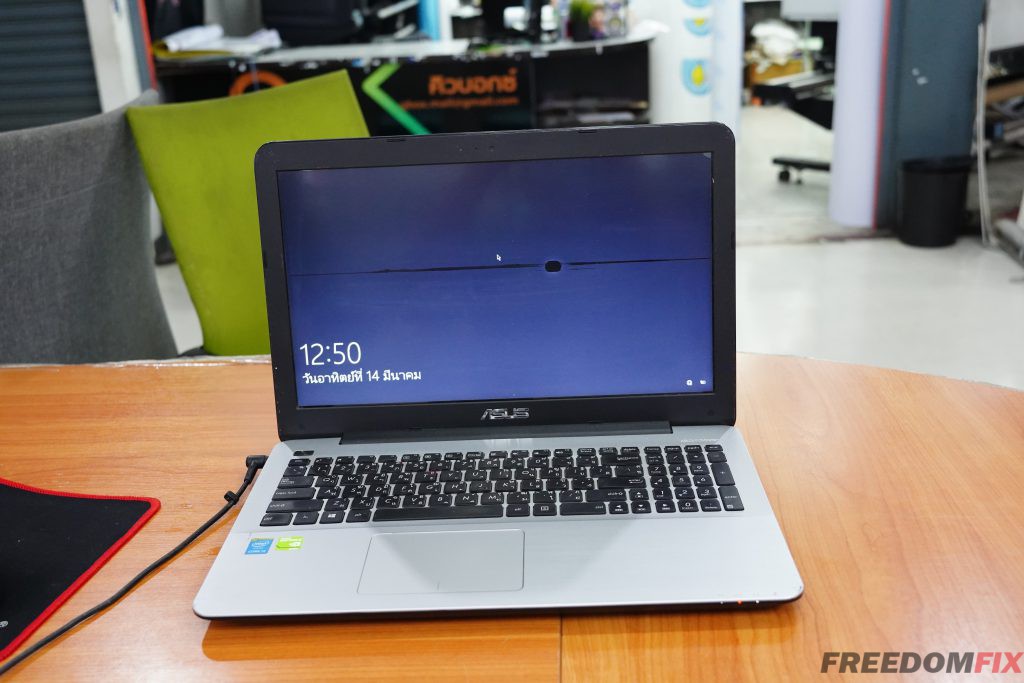 รับเปลี่ยนจอโน๊ตบุ๊ค ASUS K555L 15.6 HD จอเป็นเส้น จอแตก จอร้าว จอเสีย จอพัง จอใช้งานไม่ได้ LINE @FREEDOMFIX