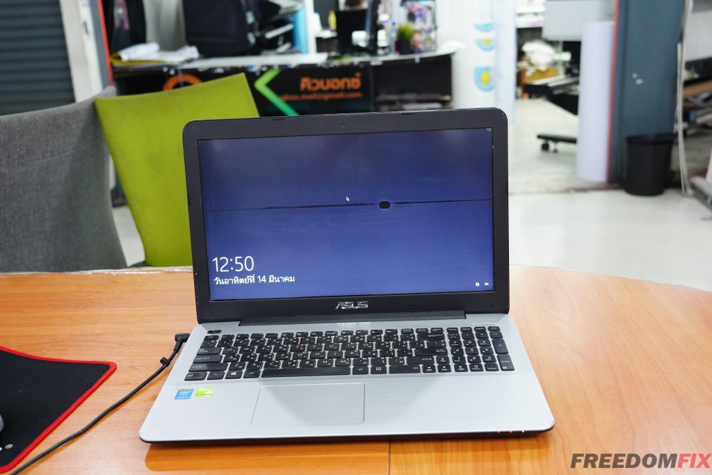 รับเปลี่ยนจอโน๊ตบุ๊ค ASUS K555L 15.6 HD จอเป็นเส้น จอแตก จอร้าว จอเสีย จอพัง จอใช้งานไม่ได้ LINE @FREEDOMFIX