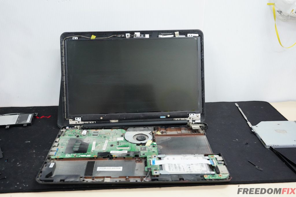 รับเปลี่ยนจอโน๊ตบุ๊ค ASUS K555L 15.6 HD จอเป็นเส้น จอแตก จอร้าว จอเสีย จอพัง จอใช้งานไม่ได้ LINE @FREEDOMFIX