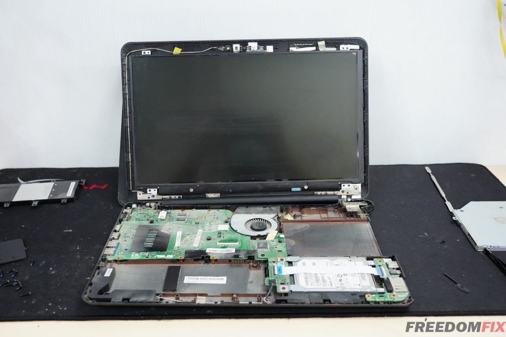 รับเปลี่ยนจอโน๊ตบุ๊ค ASUS K555L 15.6 HD จอเป็นเส้น จอแตก จอร้าว จอเสีย จอพัง จอใช้งานไม่ได้ LINE @FREEDOMFIX
