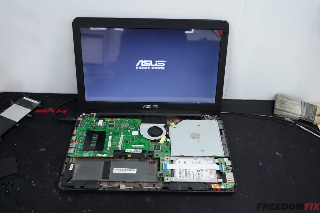 รับเปลี่ยนจอโน๊ตบุ๊ค ASUS K555L 15.6 HD จอเป็นเส้น จอแตก จอร้าว จอเสีย จอพัง จอใช้งานไม่ได้ LINE @FREEDOMFIX