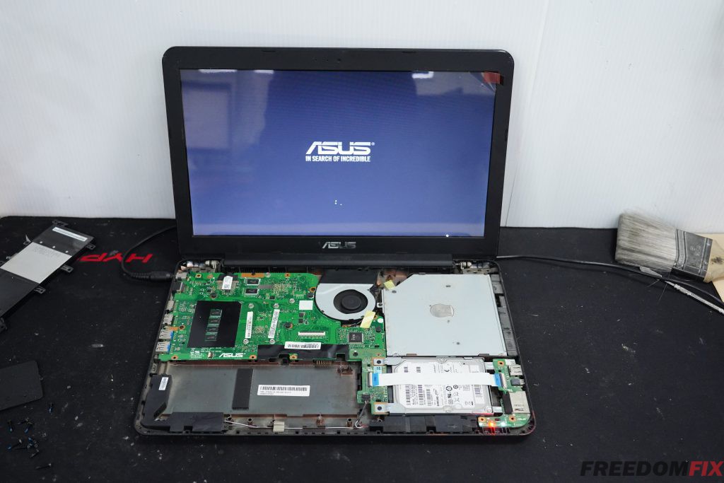 รับเปลี่ยนจอโน๊ตบุ๊ค ASUS K555L 15.6 HD จอเป็นเส้น จอแตก จอร้าว จอเสีย จอพัง จอใช้งานไม่ได้ LINE @FREEDOMFIX