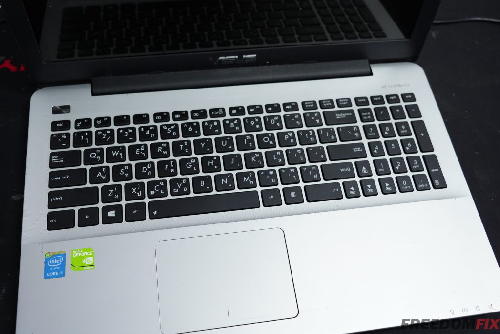 รับเปลี่ยนจอโน๊ตบุ๊ค ASUS K555L 15.6 HD จอเป็นเส้น จอแตก จอร้าว จอเสีย จอพัง จอใช้งานไม่ได้ LINE @FREEDOMFIX