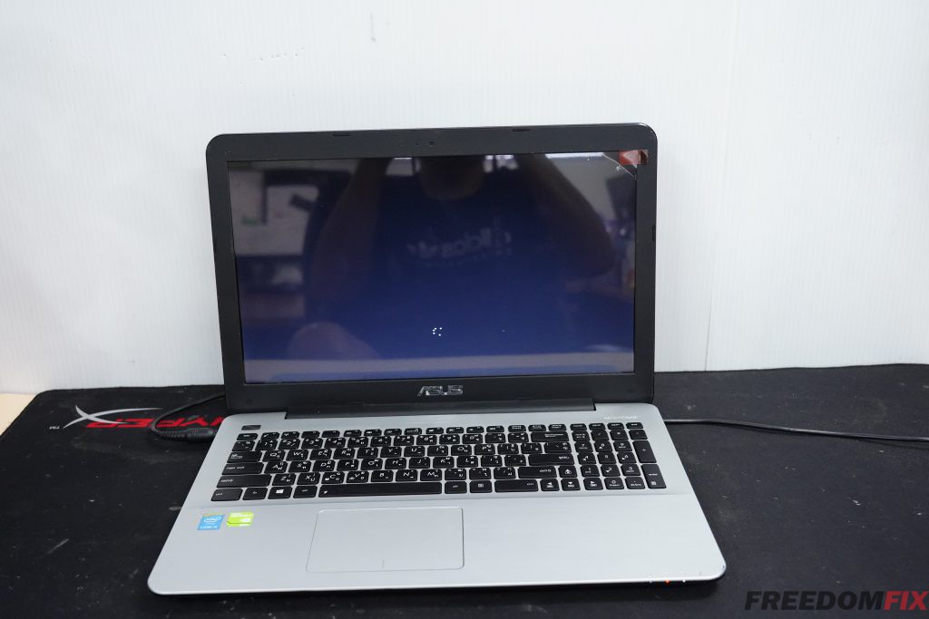 รับเปลี่ยนจอโน๊ตบุ๊ค ASUS K555L 15.6 HD จอเป็นเส้น จอแตก จอร้าว จอเสีย จอพัง จอใช้งานไม่ได้ LINE @FREEDOMFIX