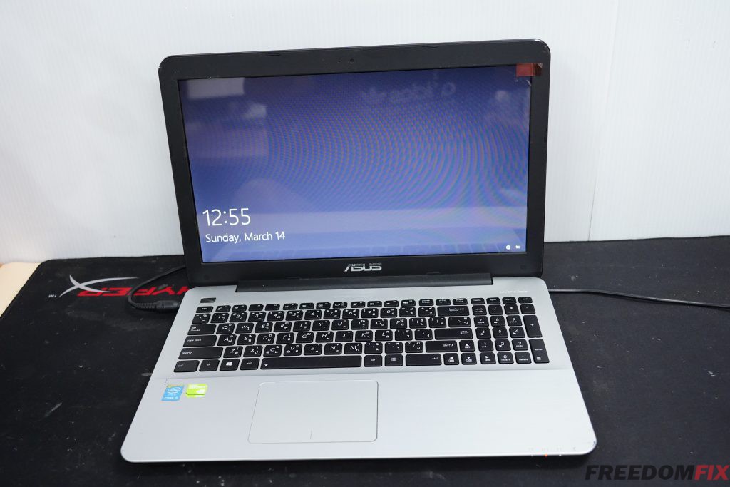 รับเปลี่ยนจอโน๊ตบุ๊ค ASUS K555L 15.6 HD จอเป็นเส้น จอแตก จอร้าว จอเสีย จอพัง จอใช้งานไม่ได้ LINE @FREEDOMFIX