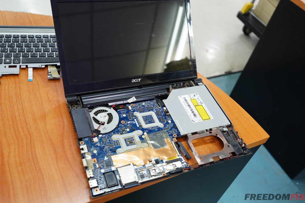 รับเปลี่ยนจอโน๊ตบ๊ค แบตเตอรี่ ACER 4830 4830G จอเสีย จอแตก จอร้าว จอพัง แบตเตอรี่ ไม่เก็บไฟ LINE @FREEDOMFIX