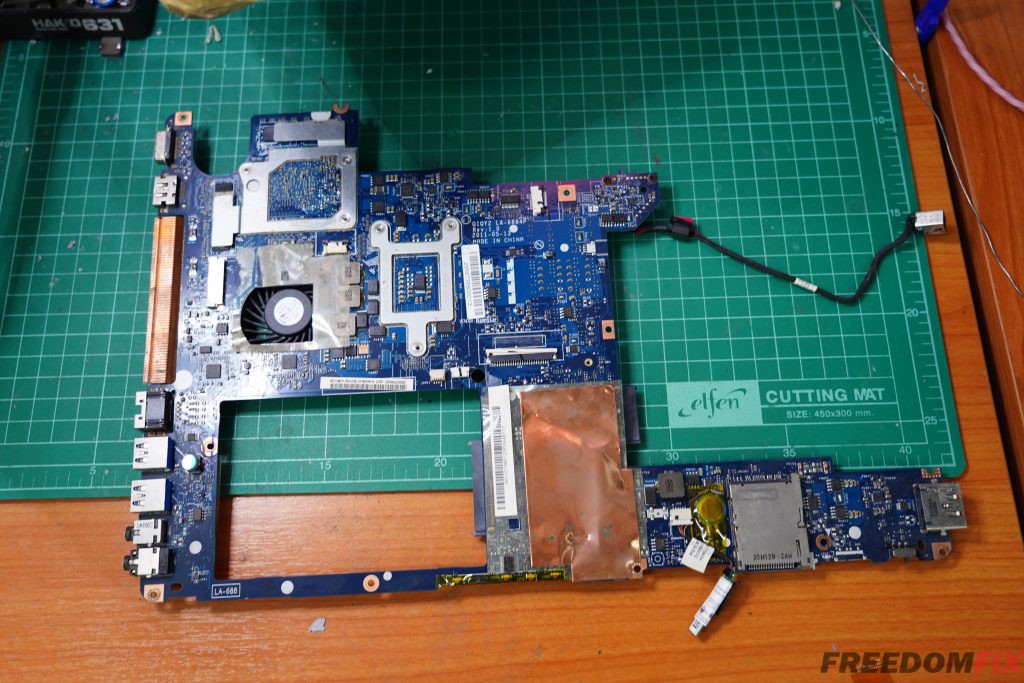 รับซ่อมโน๊ตบุ๊ค LENOVO Y470 เปิดไม่ติด ไฟไม่เข้า เครื่องพัง เมนบอร์ดเสีย ภาคจ่ายไฟมีปัญหา LINE @FREEDOMFIX