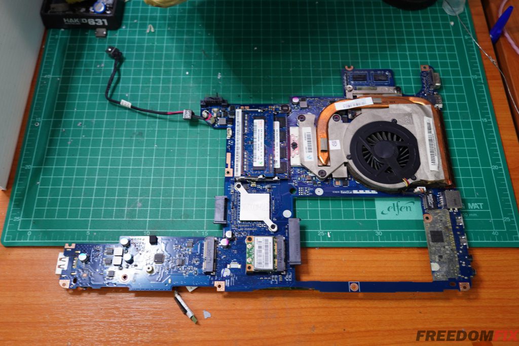 รับซ่อมโน๊ตบุ๊ค LENOVO Y470 เปิดไม่ติด ไฟไม่เข้า เครื่องพัง เมนบอร์ดเสีย ภาคจ่ายไฟมีปัญหา  LINE @FREEDOMFIX
