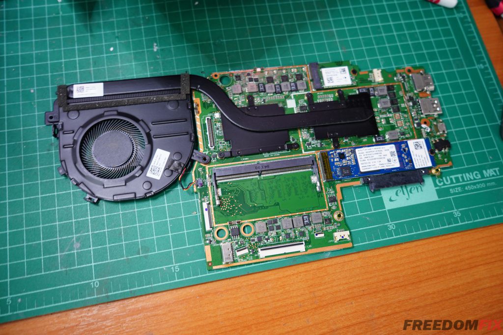 รับซ่อมโน๊ตบุ๊ค LENOVO 330S-14IKB เปิดไม่ติด ไฟไม่เข้า เครื่องพัง เมนบอร์ดเสีย ใช้งานไม่ได้ ภาคจ่ายไฟมีปัญหา ชาร์จแบตไม่เข้า LINE @FREEDOMFIX
