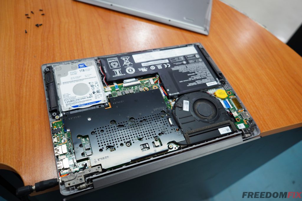 รับซ่อมโน๊ตบุ๊ค LENOVO 330S-14IKB เปิดไม่ติด ไฟไม่เข้า เครื่องพัง เมนบอร์ดเสีย ใช้งานไม่ได้ ภาคจ่ายไฟมีปัญหา ชาร์จแบตไม่เข้า LINE @FREEDOMFIX