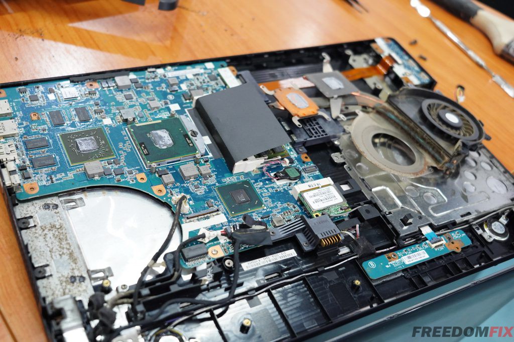 รับเปลี่ยนจอโน๊ตบุ๊ค SONY VPCCB จอเหลือง จอเสื่อม จอเสีย เป่าฝุ่นทำความสะอาดเครื่อง เปลี่ยนซิลิโคน อัพเกรด SSD LINE @FREEDOMFIX