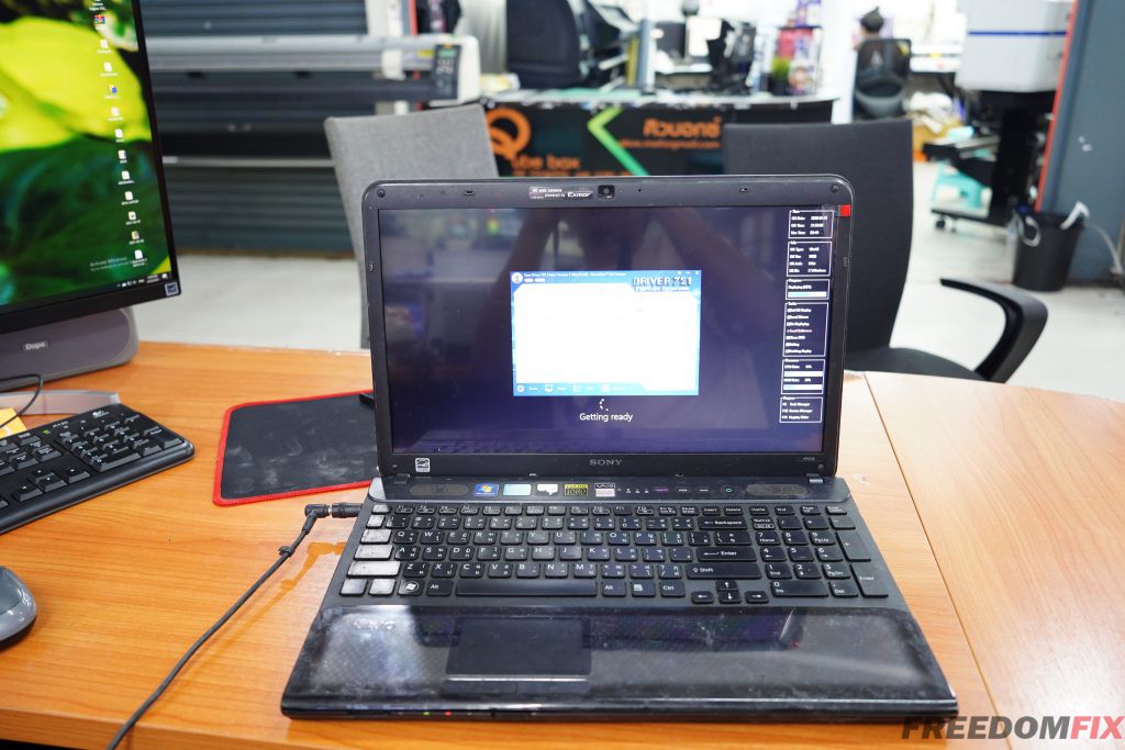รับเปลี่ยนจอโน๊ตบุ๊ค SONY VPCCB จอเหลือง จอเสื่อม จอเสีย เป่าฝุ่นทำความสะอาดเครื่อง เปลี่ยนซิลิโคน อัพเกรด SSD LINE @FREEDOMFIX