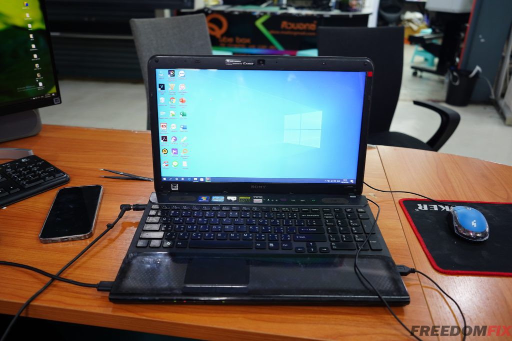 รับเปลี่ยนจอโน๊ตบุ๊ค SONY VPCCB จอเหลือง จอเสื่อม จอเสีย เป่าฝุ่นทำความสะอาดเครื่อง เปลี่ยนซิลิโคน อัพเกรด SSD LINE @FREEDOMFIX