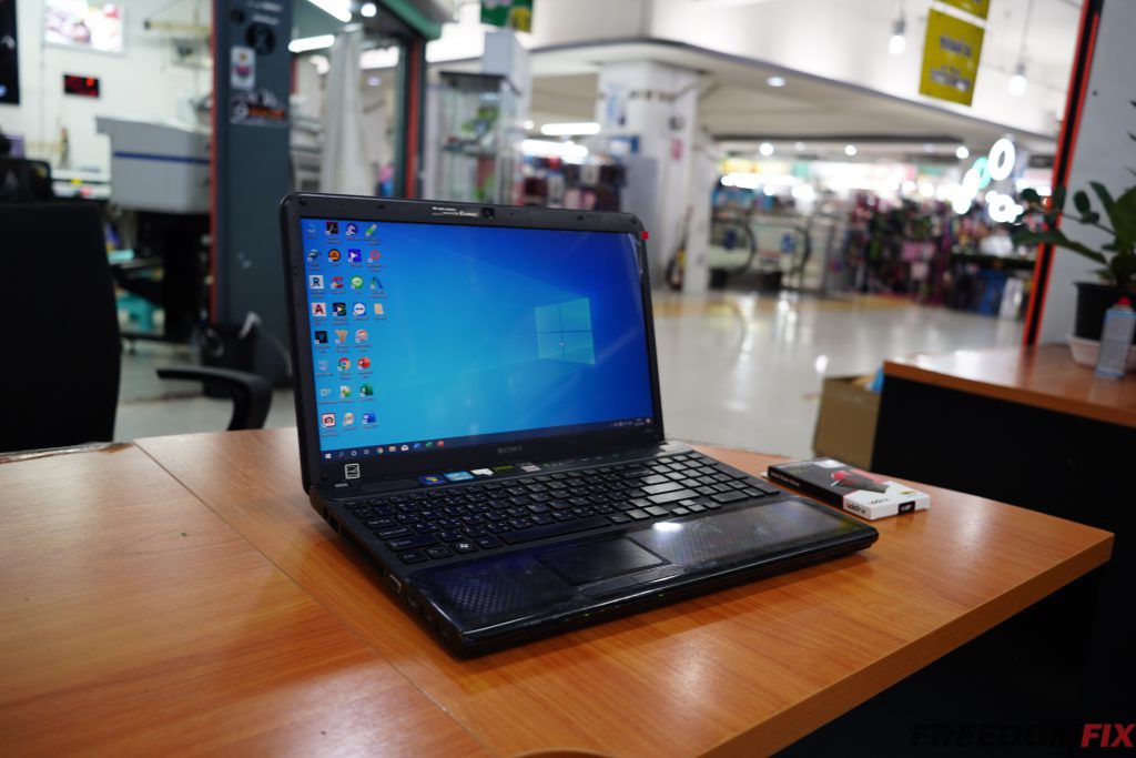 รับเปลี่ยนจอโน๊ตบุ๊ค SONY VPCCB จอเหลือง จอเสื่อม จอเสีย เป่าฝุ่นทำความสะอาดเครื่อง เปลี่ยนซิลิโคน อัพเกรด SSD LINE @FREEDOMFIX