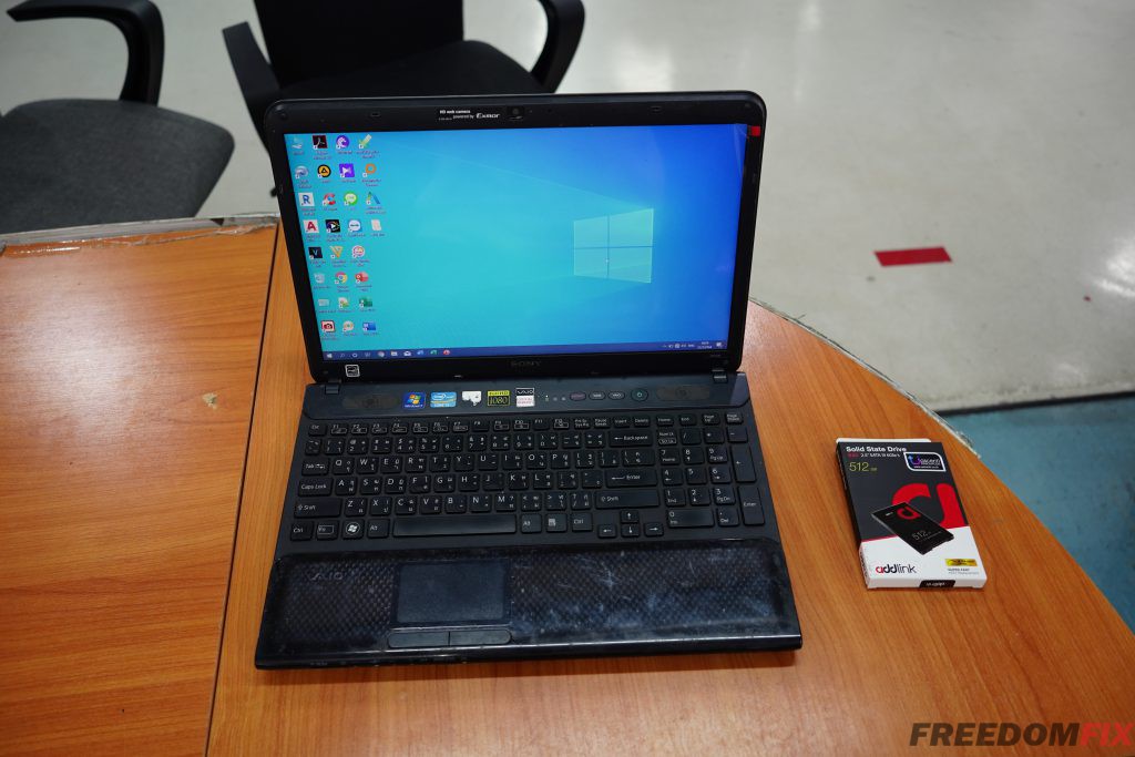 รับเปลี่ยนจอโน๊ตบุ๊ค SONY VPCCB จอเหลือง จอเสื่อม จอเสีย เป่าฝุ่นทำความสะอาดเครื่อง เปลี่ยนซิลิโคน อัพเกรด SSD LINE @FREEDOMFIX
