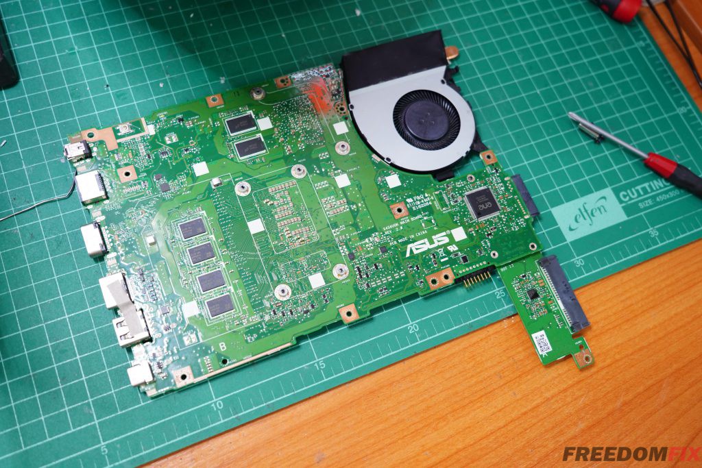 รับซ่อมโน๊ตบุ๊ค ASUS K456U เปิดไม่ติด ไฟไม่เข้า เครื่องโดนน้ำ เมนบอร์ดเสีย ภาคจ่ายไฟมีปัญหา LINE @FREEDOMFIX