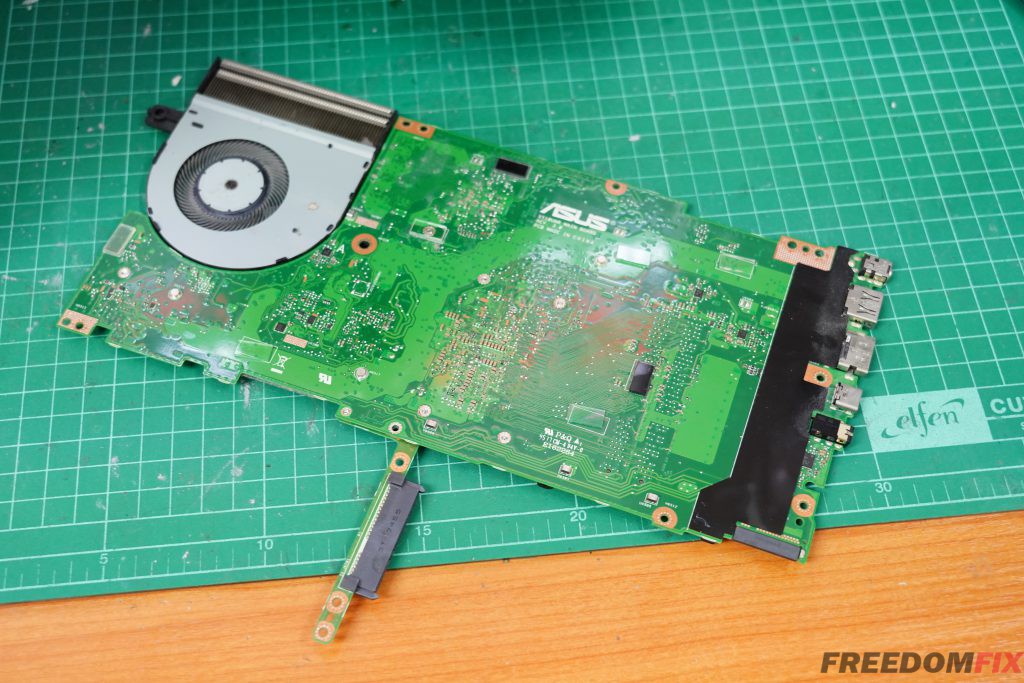 รับซ่อมโน๊ตบุ๊ค ASUS S510U เปิดไม่ติด ไฟไม่เข้า เครื่องโดนน้ำ เมนบอร์ดเสีย ภาคจ่ายไฟมีปัญหา LINE @FREEDOMFIX